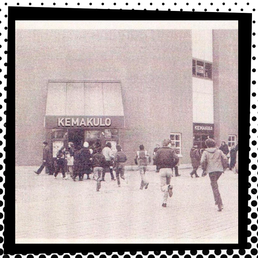 Gente corriendo a una tienda de Kemakulo